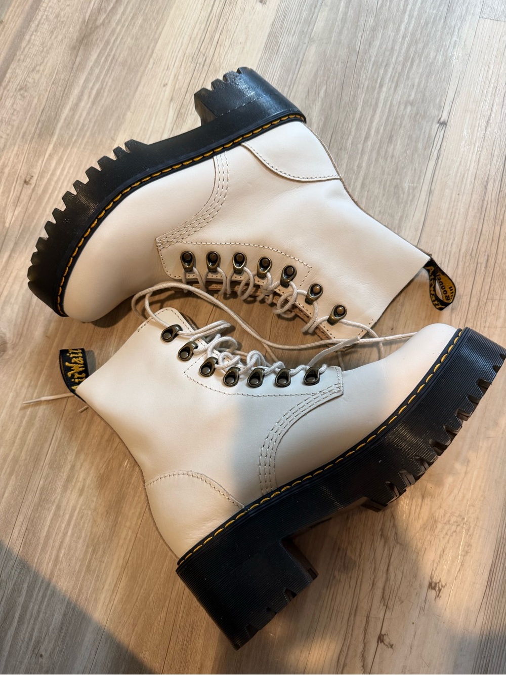 Brand new in box Dr. Martens Leona in bone US 7 /UK 5 / EU 38